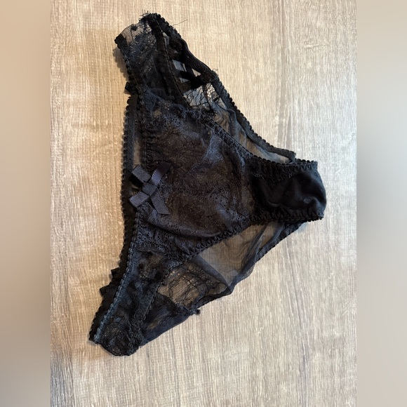 Victoria's Secret Black Sheer Lace Floral Bow Panty - Picture 1 of 3